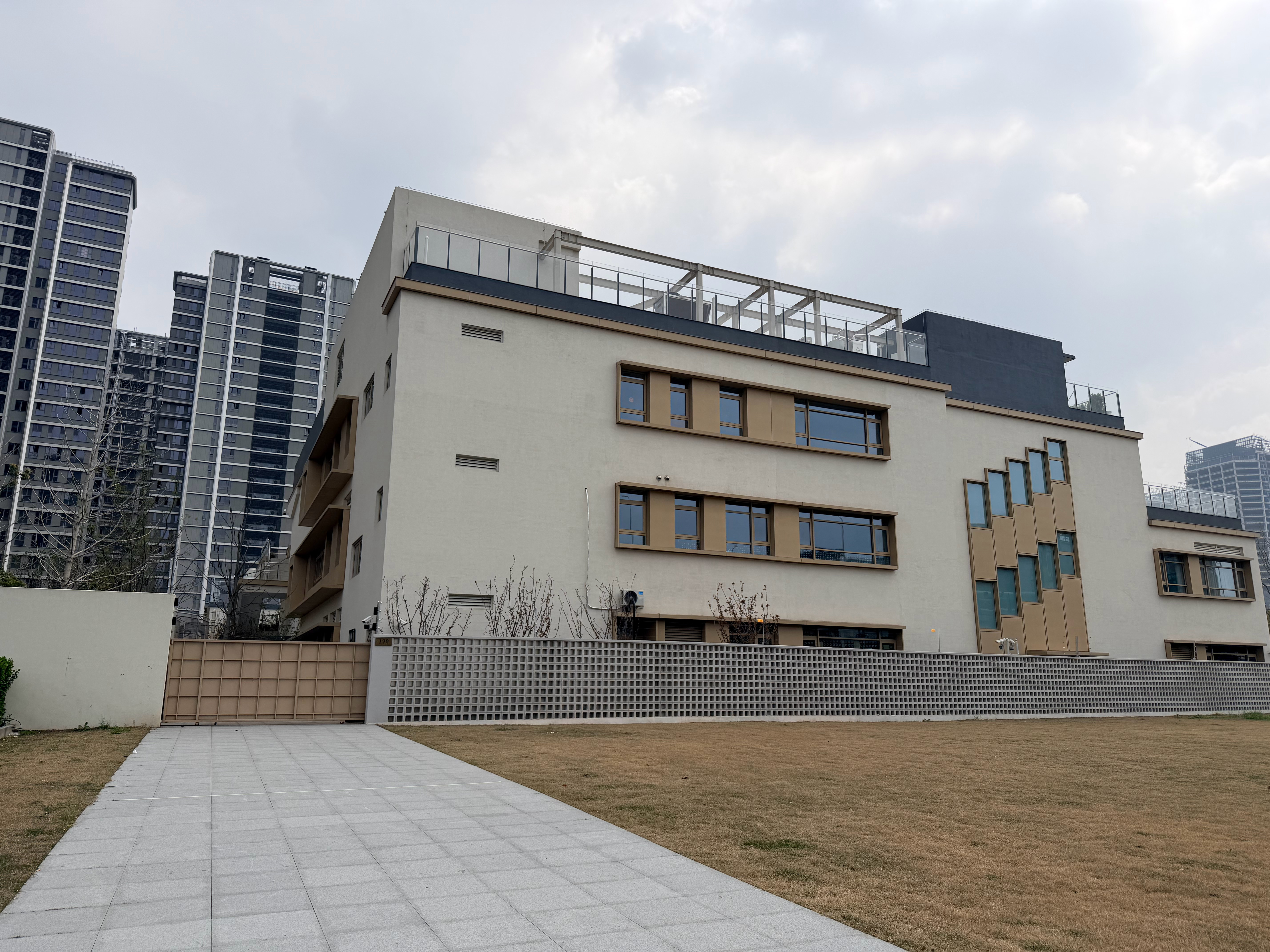 这幼儿园是天花板了吧刚刚我想去找里面老师聊聊，老师都没找着，隔着铁栏杆和保安聊了