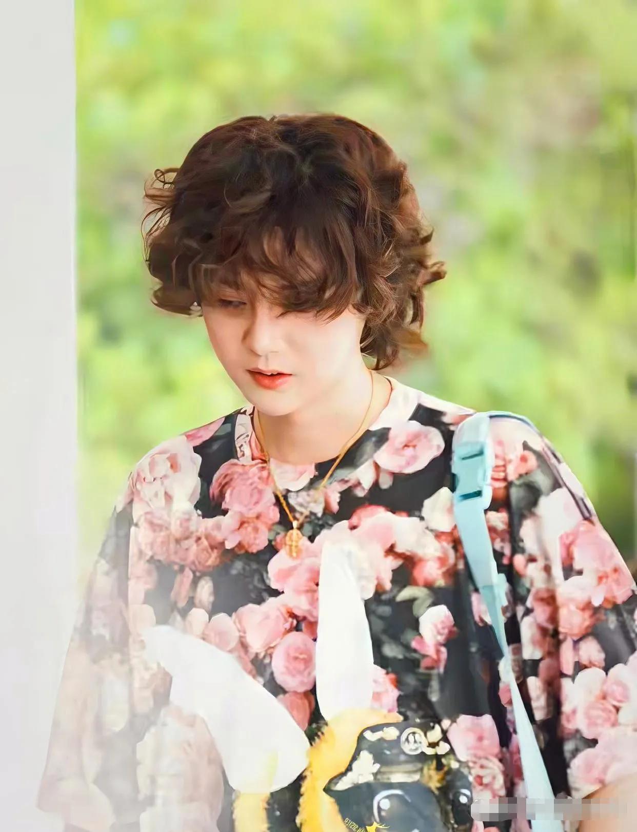 鹿晗这卷毛，太好看了，这身穿搭又青春又潮，皮肤白皙细腻，整体造型太帅了！不过，不