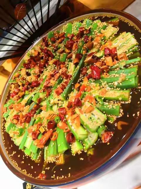 文章跨界餐饮，开了“文章饭店”“文章食府”，这操作够大胆！从报道看，这两家店装修