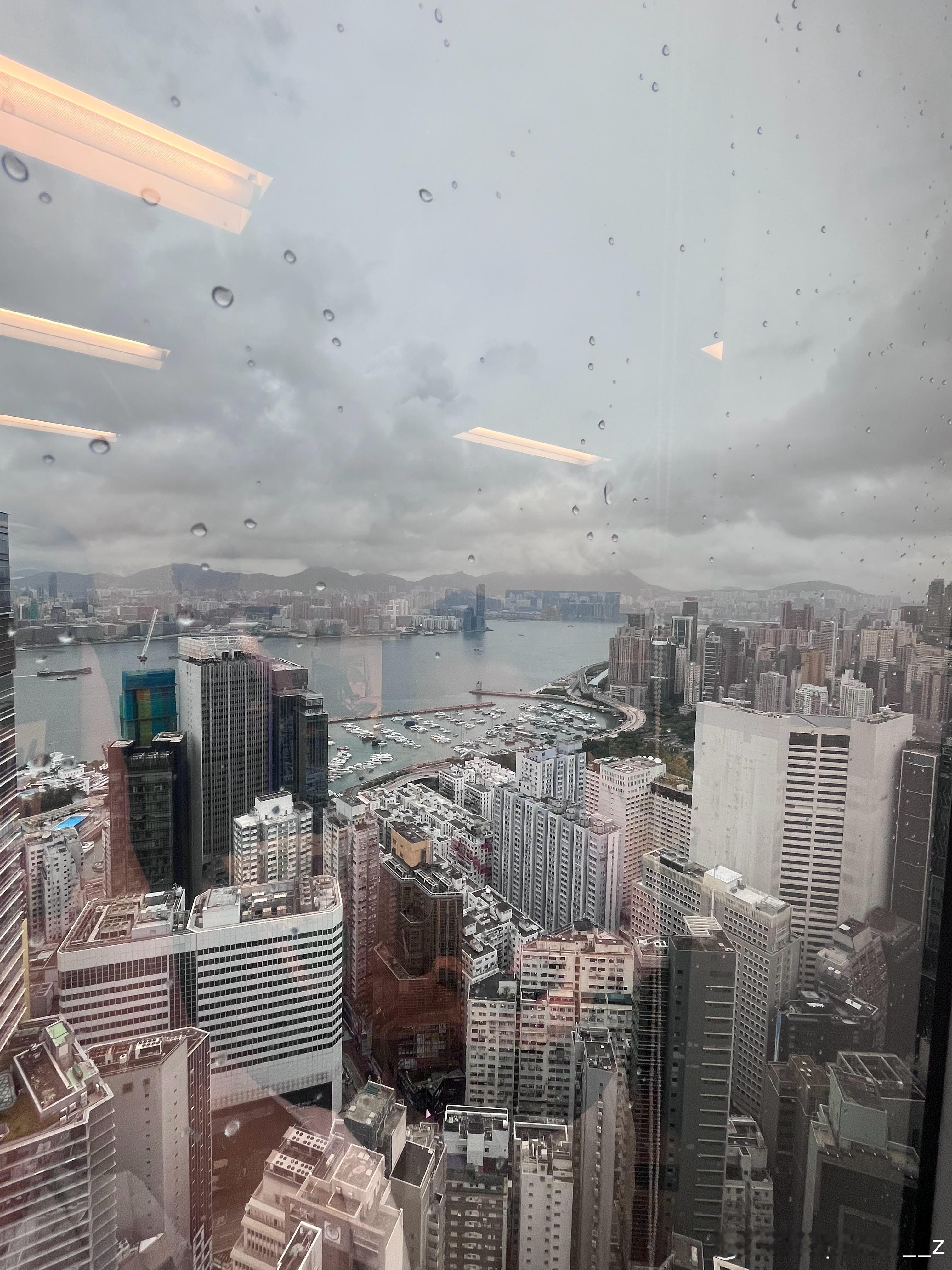 下雨天我可以听一万遍世界末日 ​​​