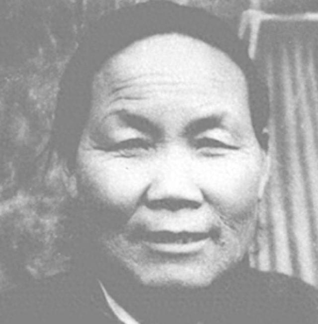 1940年，山东一大娘给八路军煮了浓稠的小米粥，饥饿的战士们狼吞虎咽，班长发觉不