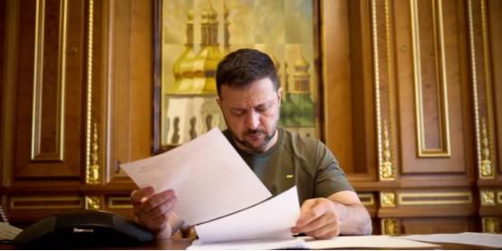 不止靠工资：乌克兰总统泽连斯基2025年收入有多少
 
泽连斯基公开了其 202