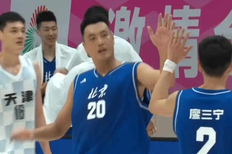 全运男篮京津大战，北京领先三节，却在第四节突然迷失，天津单节27-13重挫北京。