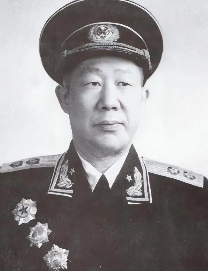 周仁杰是战功赫赫的开国中将。长征路上部队缺衣少食，寒冬腊月寒风刺骨，他见身边年轻