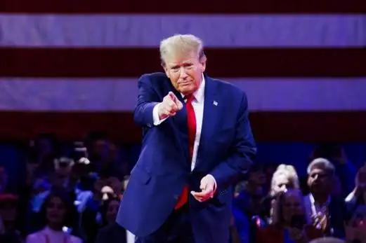 （四）被抛弃的盟友
欧洲现在慌得一批。
德国宣布军费提到GDP的2.5%，法国加