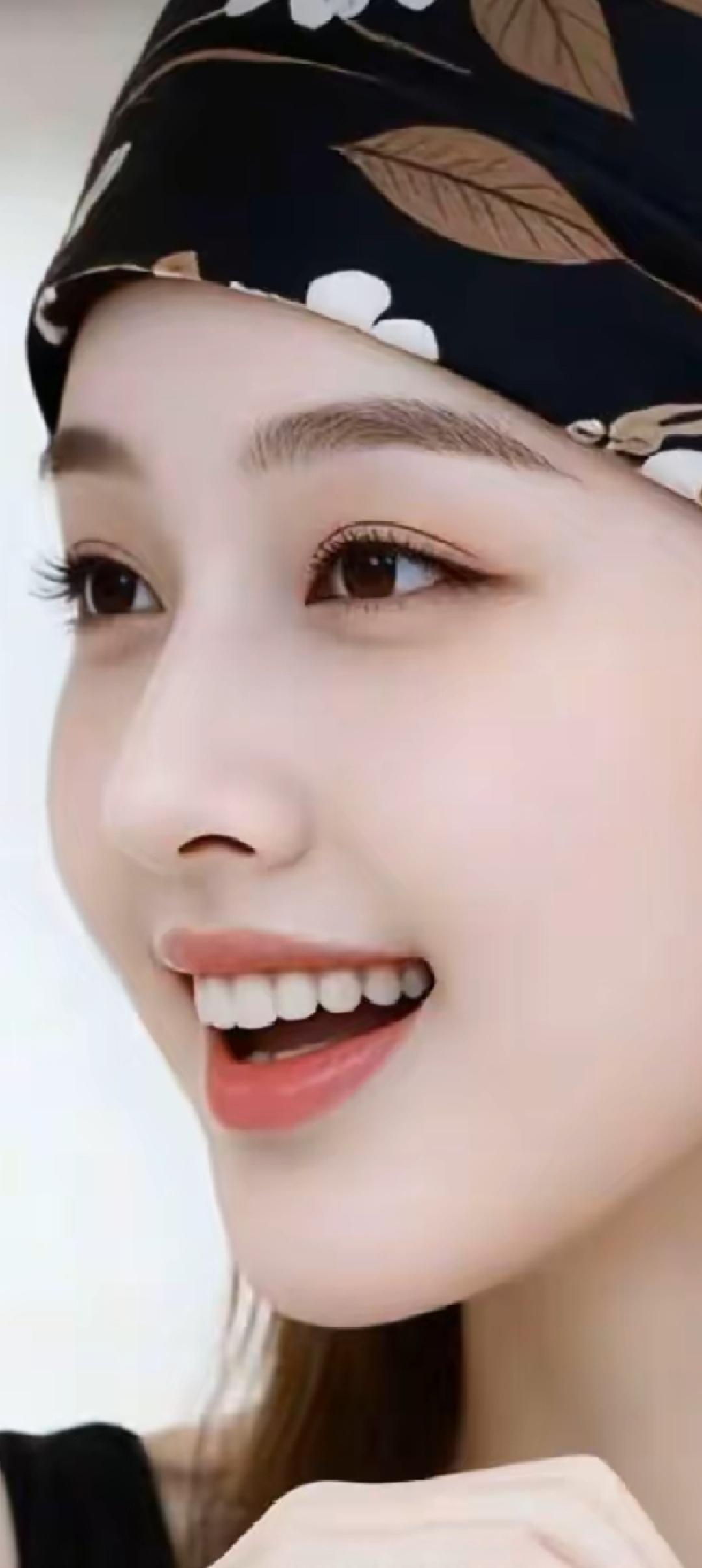 甜美笑容，头巾花式，元气满满的一天！🌸😊