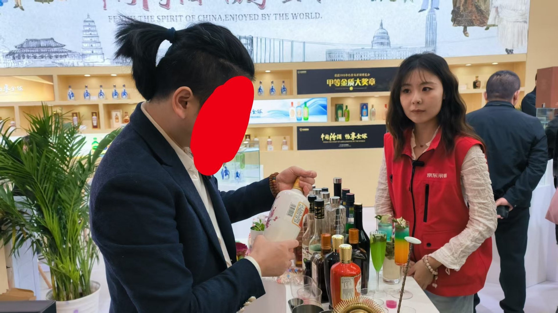 糖酒会上京东采销美女主播正在专心工作，她这是明星体验生活呢吧？？！！京东采销京东