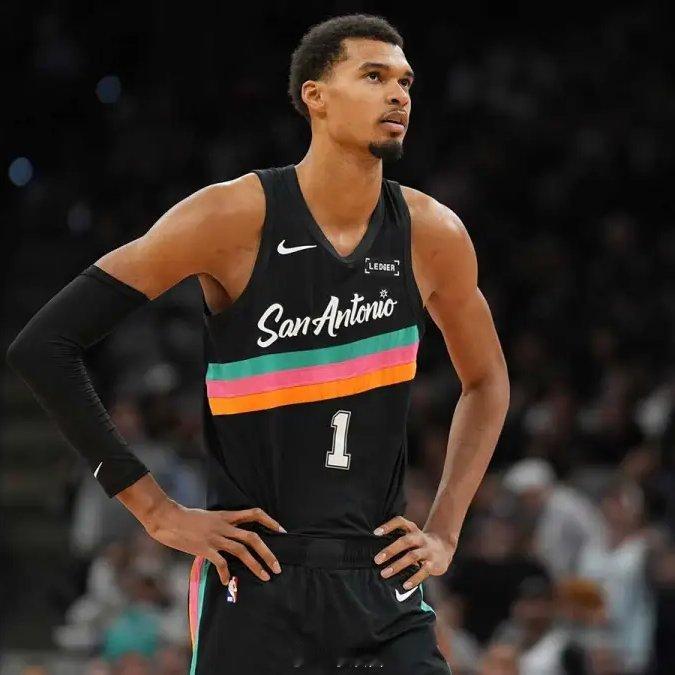 文班亚马因左小腿肌肉吃紧没有出战今天和国王的比赛，他带队的前12场，战绩8胜4负