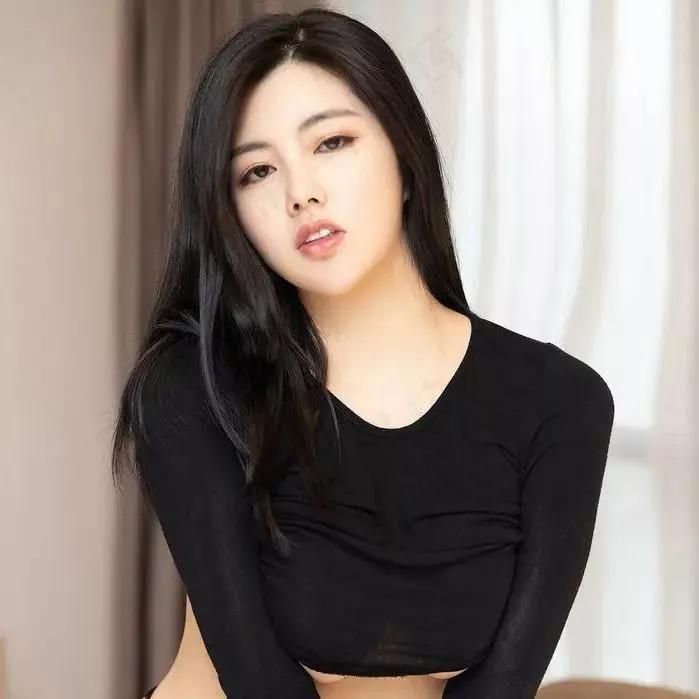 气质优雅的黑丝吊带，温柔迷人。