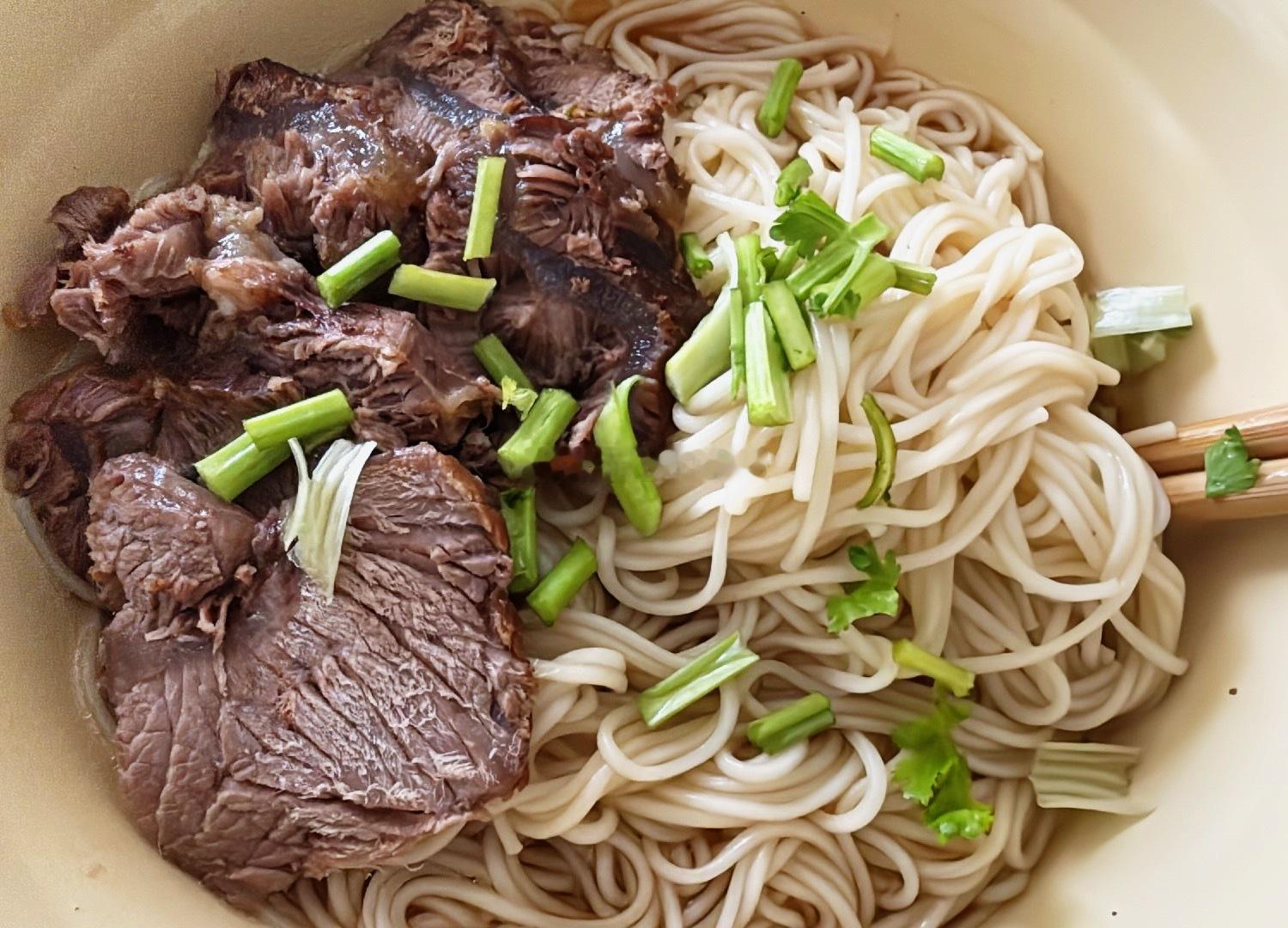 今早一大早从熟悉的肉店定了10斤生牛腱子让我爸取的 让我妈卤的就为了这口下车面 