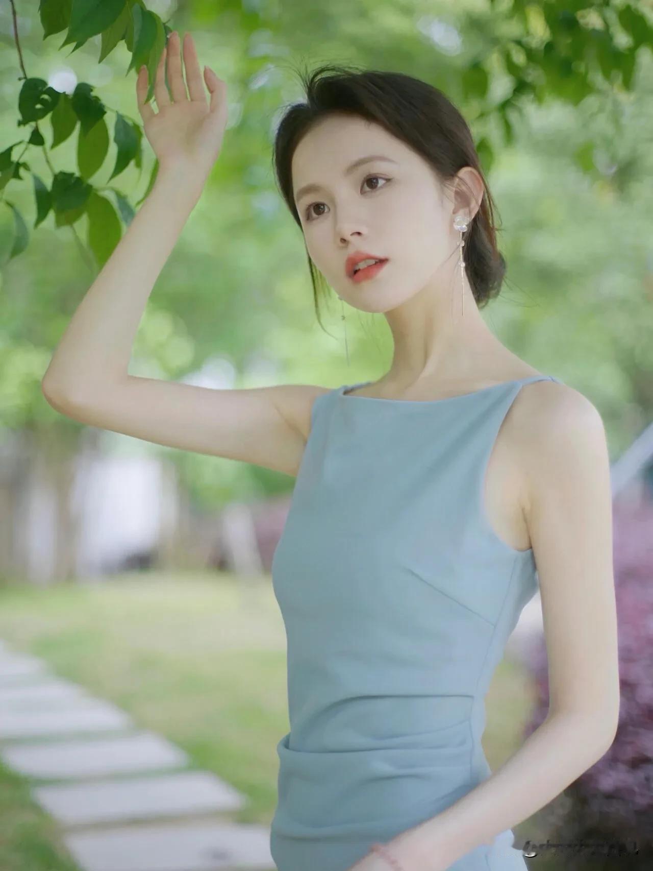 悠享夏日：蓝裙女子的小径时光