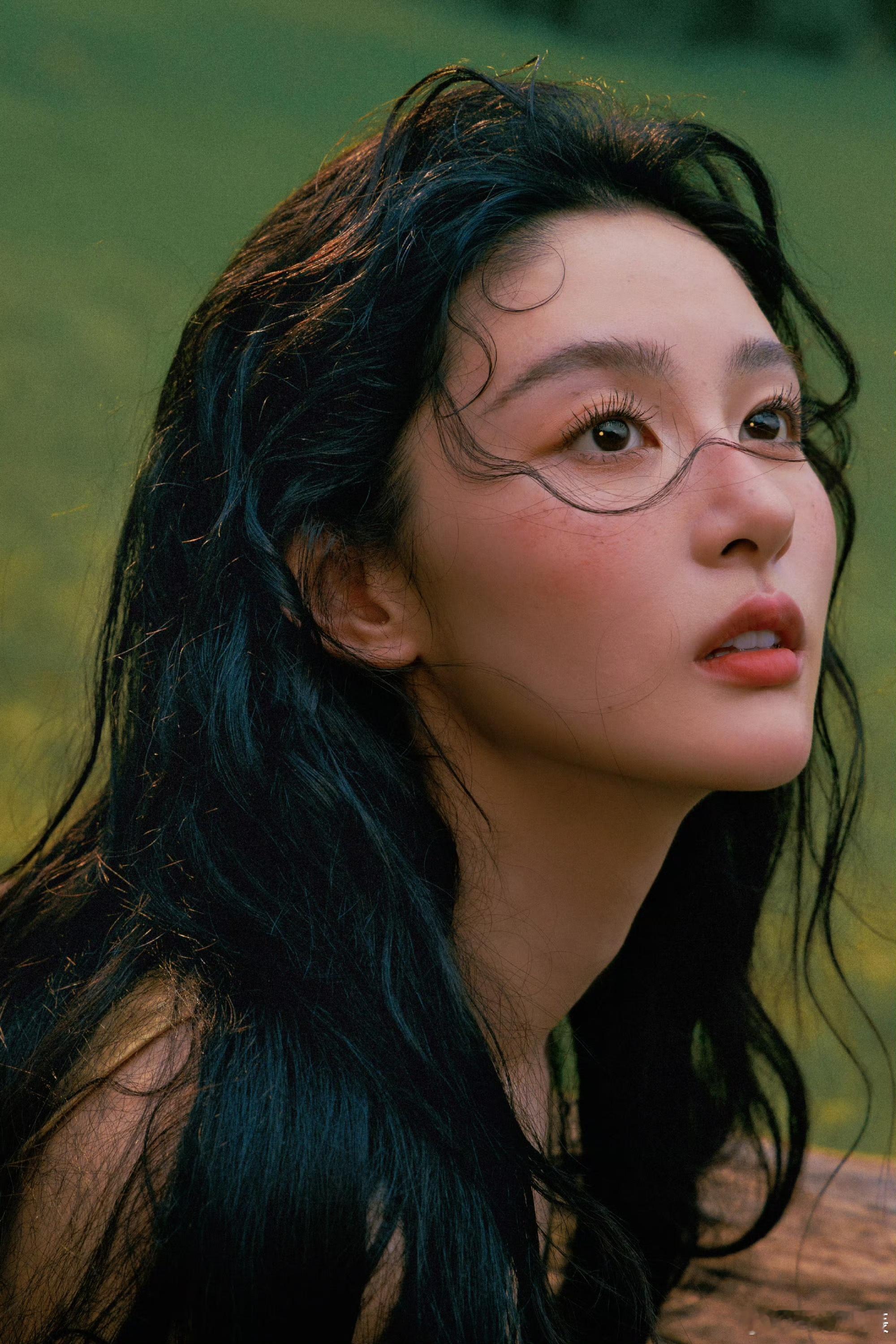 赵晴直播哭了 生日直播读粉丝手写信直接红了眼眶，这份双向奔赴太戳人，小姑娘满眼都