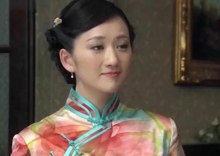 她将弟弟带入娱乐圈，如今自己无人问津，弟弟却是红透半边天！ 