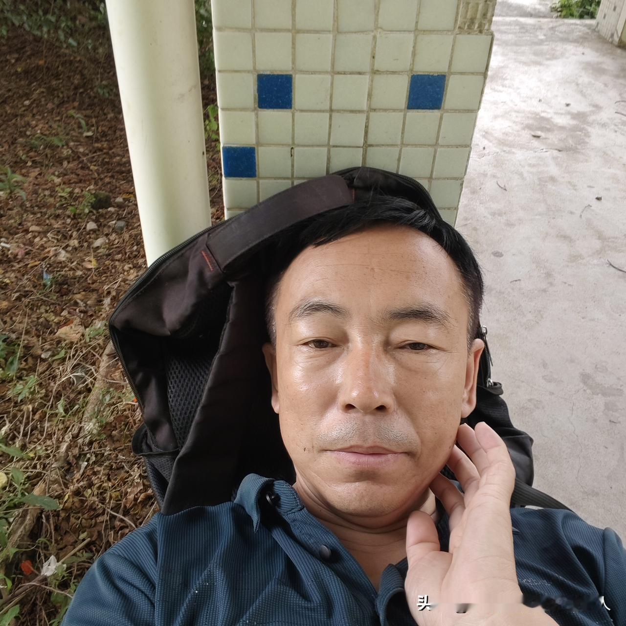 哈喽！今天确实也没什么事情，不干日结，在城中村小公园里面躺着，广州今天很热大太阳