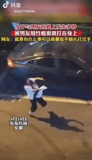 太猖狂了！安徽一男子竟光膀子持2米长竹棍，当众暴打自己的女友，下手又狠又毒，简直