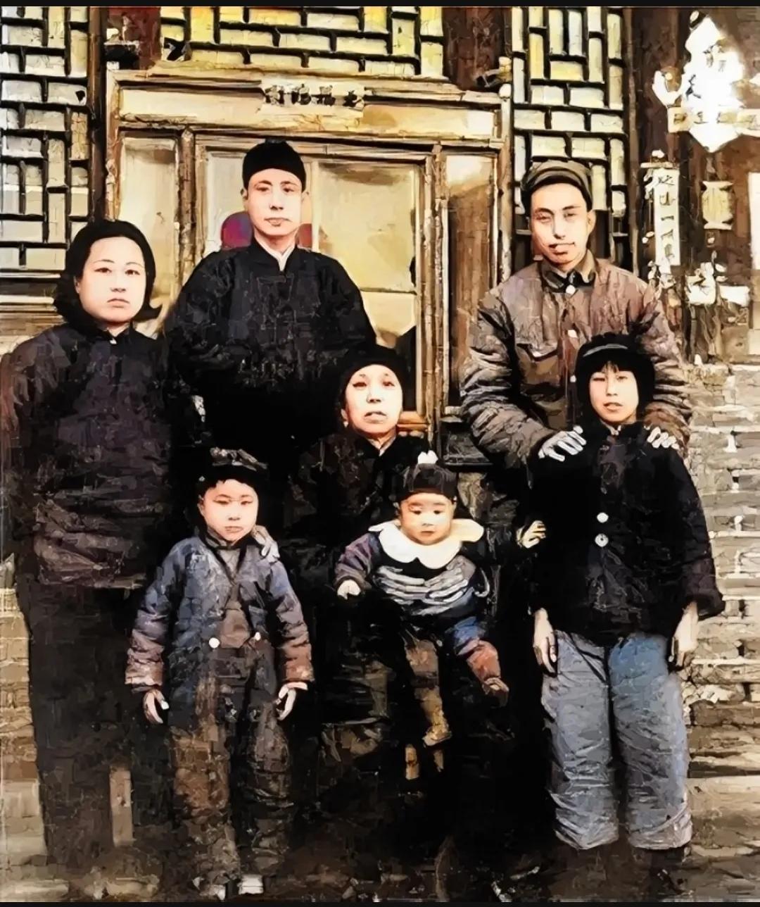 1949年，山西交城，华老一张罕见的全家福，相信很多人还是第一次看到，这张照片中