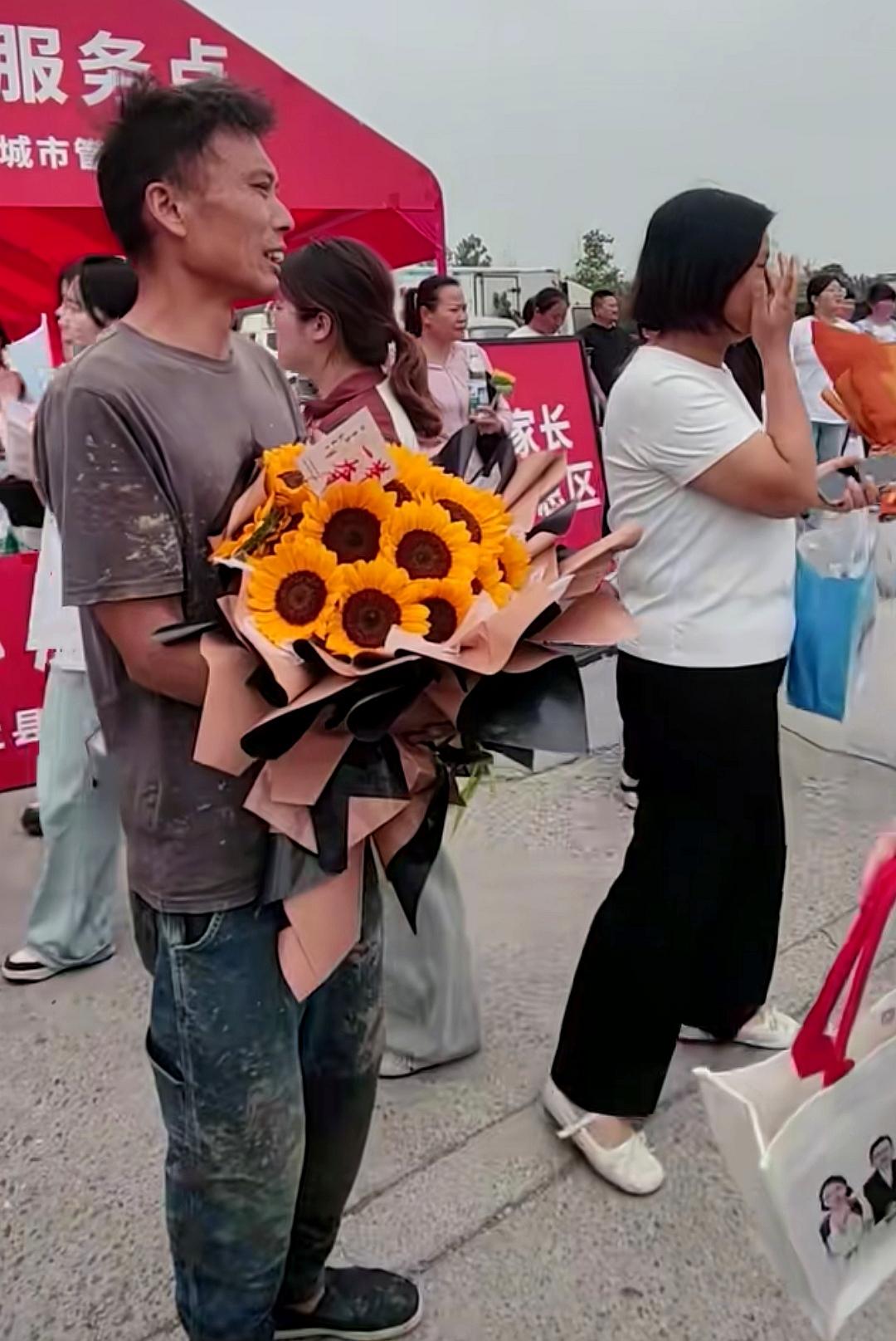 6月10日，高考后的第一个休息日，卸下了三年肩头的试卷，也掀开了一场关于“成年”