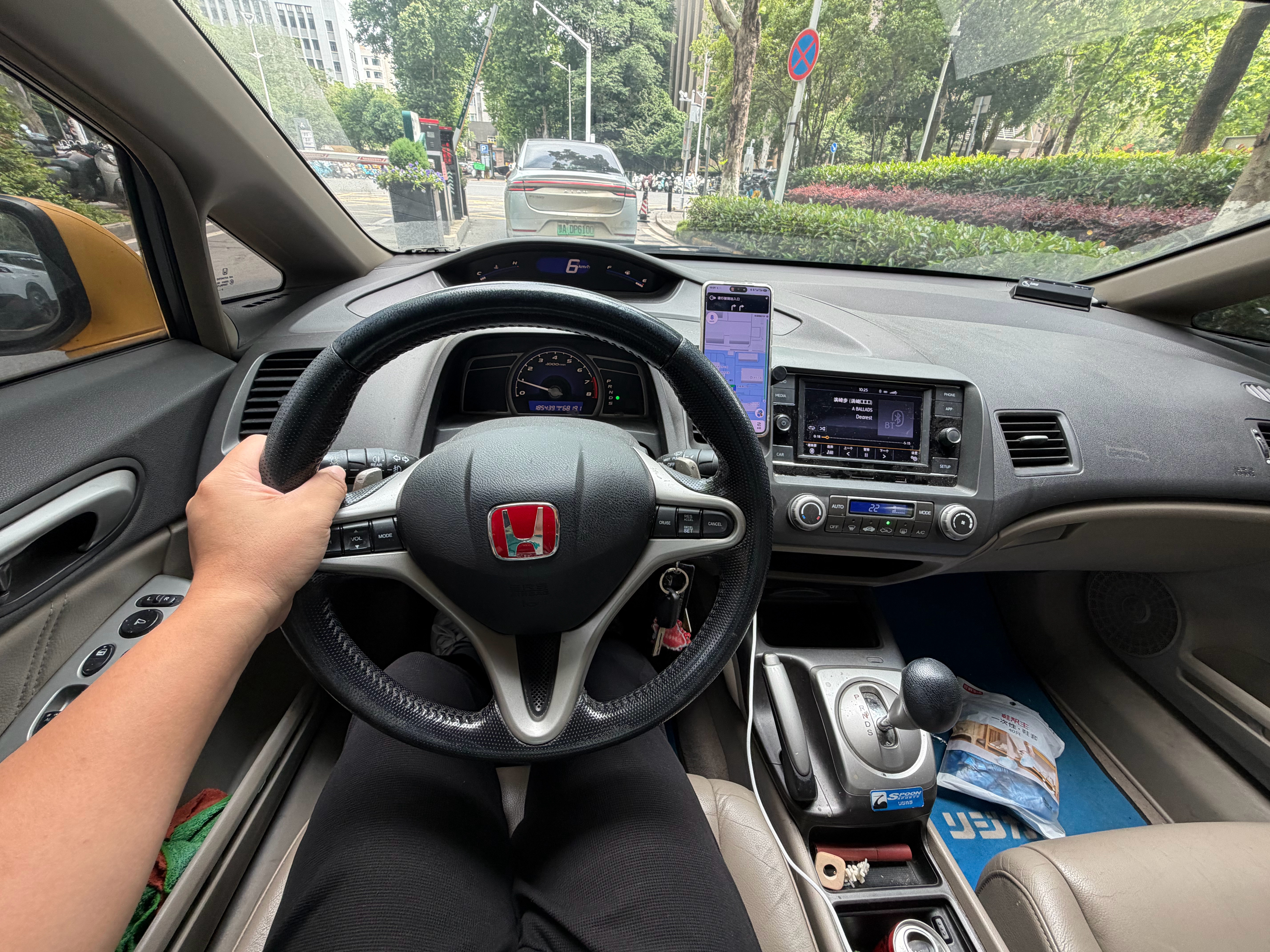 停车场大把的空车位，这人非得把车停我408面前挡住，无语了。那今天就开思域吧，正