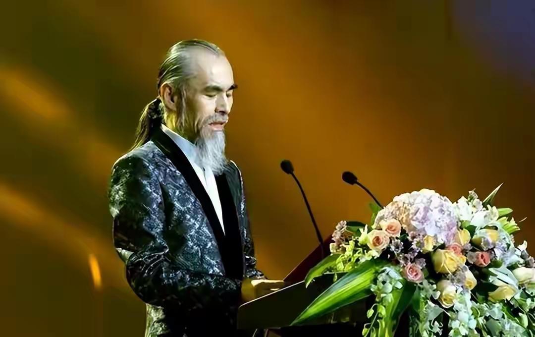 如果你是富人，看到这种人设一定要绕着走。如果你是穷人，看到这种打扮，一定要吐两口