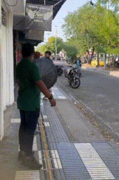 小伙子这个伞准备的很到位啊哈哈
路人果然会回头看