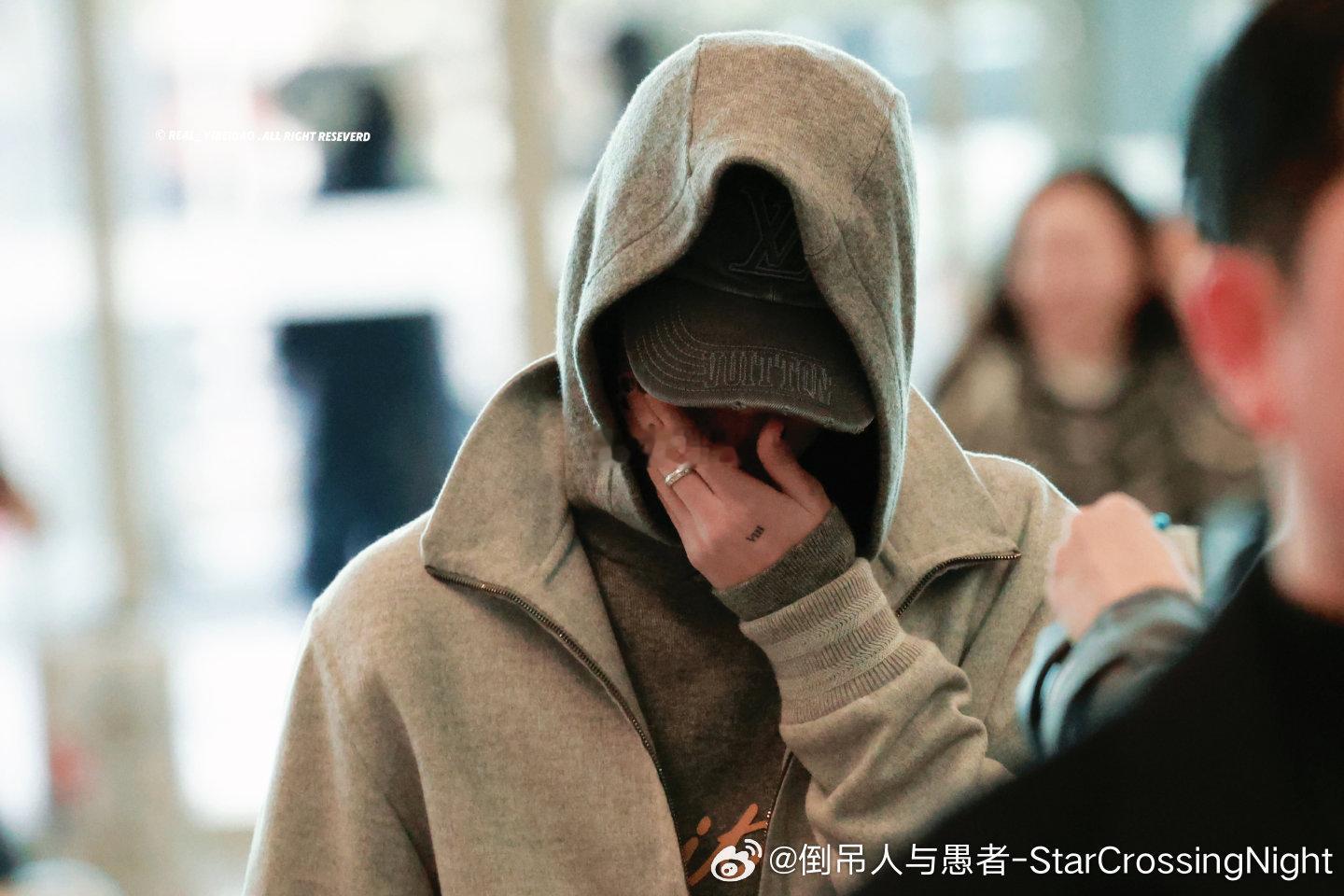 巴黎街头偶遇徐明浩 巴黎街头的偶遇太惊喜，徐明浩双重帽子焊在头上，包裹得十分严实