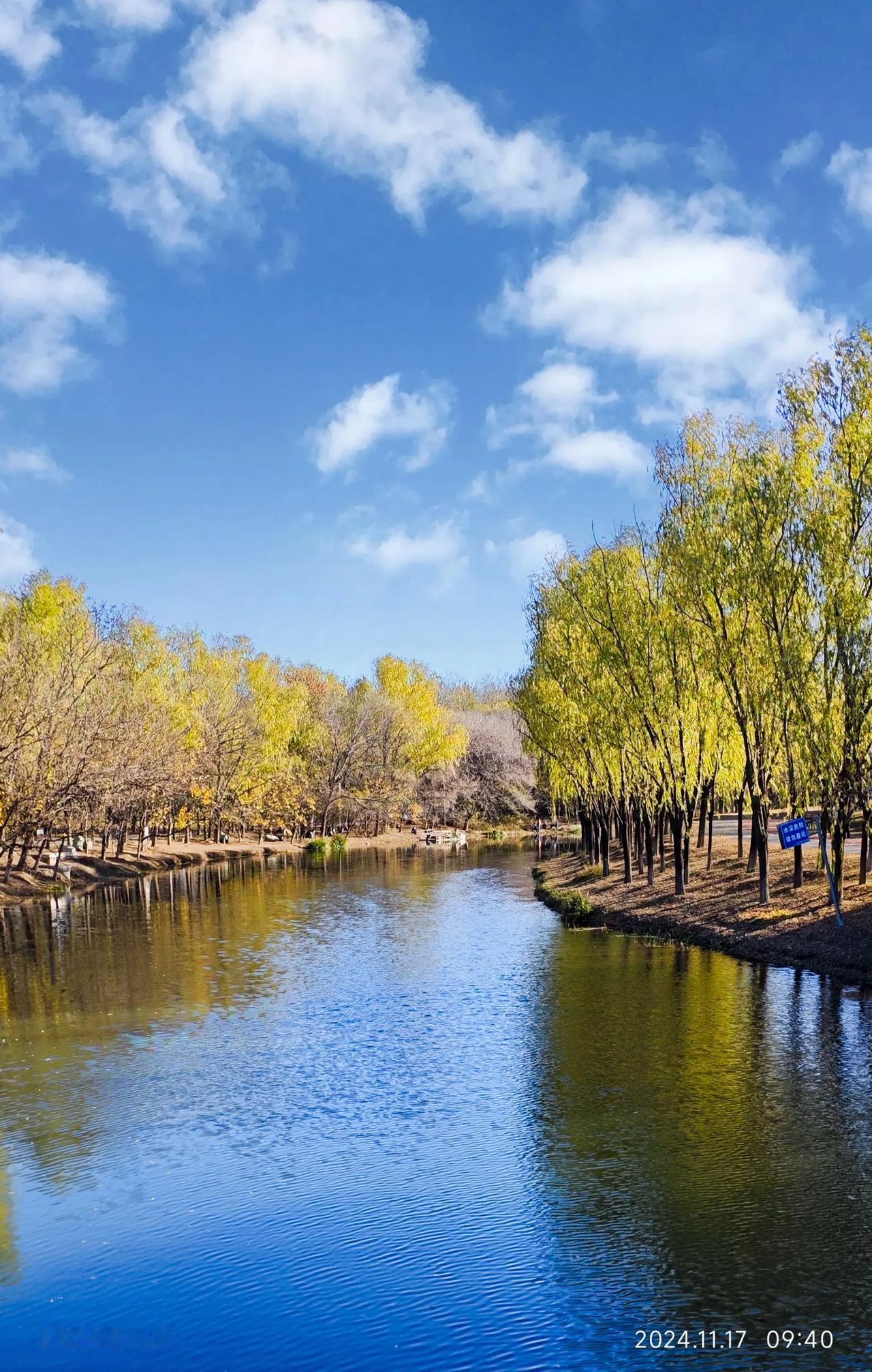 北京，尽管已经是初冬时节，但是奥林匹克森林公园秋色依然迷人。