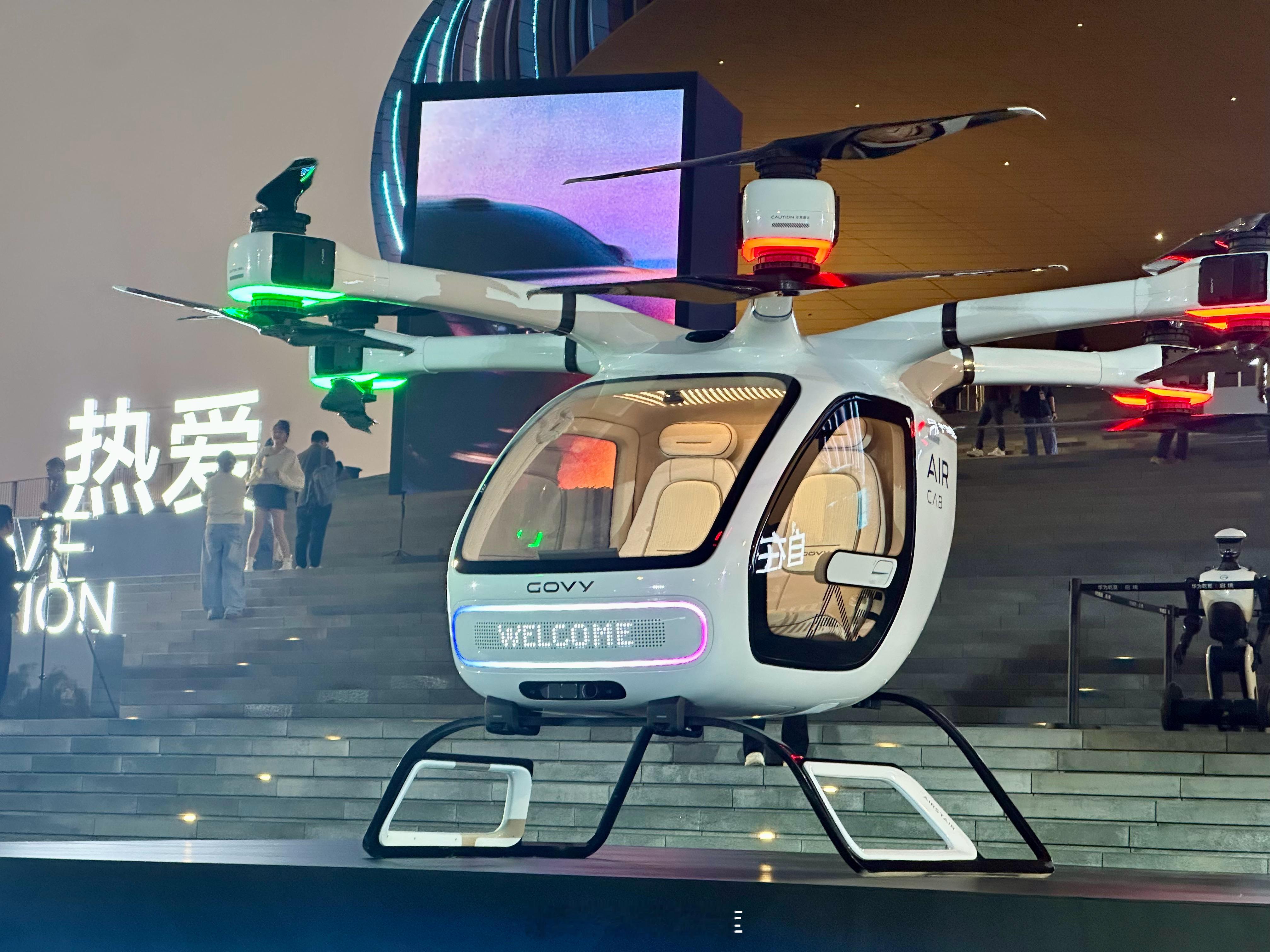 好久好久没有参加过像演唱会一样有2排，有山顶的汽车发布会了。启境首款车的号召力不