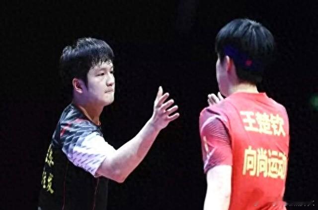 25岁的王楚钦如果今天把28岁的樊振东拉下马，国乒队长袖标就要换胳膊，全运会半决