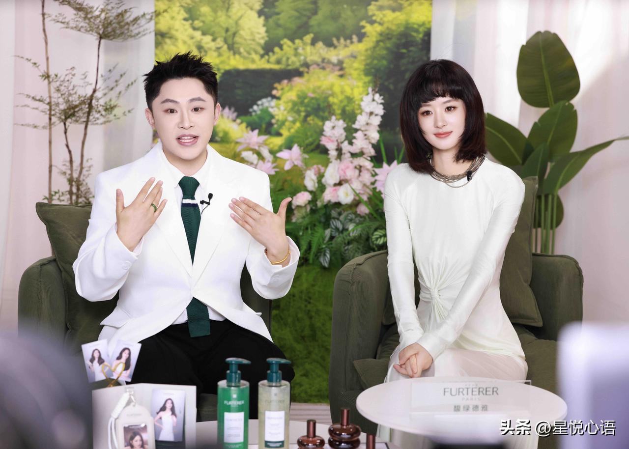 3月好久不见赵丽颖，状态是真的好。
笑容温柔又明亮，眉眼干净，看着就特别舒服，还