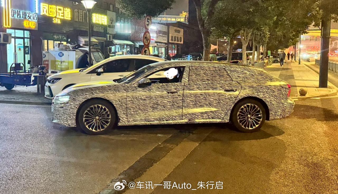 上汽奥迪A7L旅行车的谍照图曝光感觉整车的后悬设计得太长了给人一种皮卡的既视感车