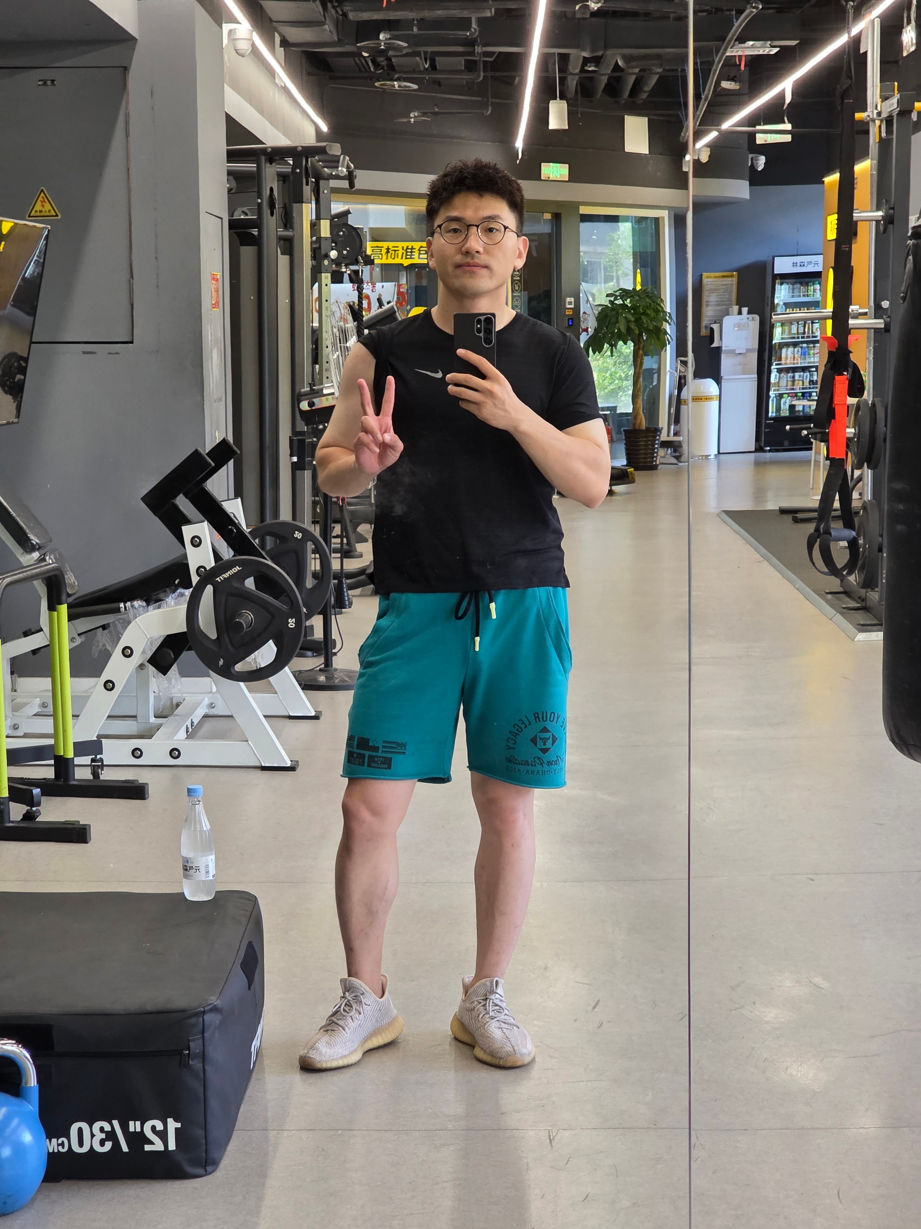 健身房好空旷好不习惯另外我们今天去看林俊杰演唱会[嘻嘻] ​​​