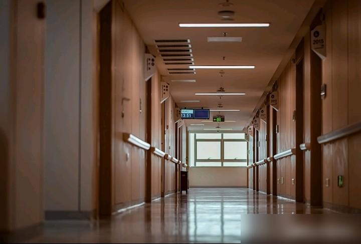 我一个邻居大哥昨天晚上走了，在送往医院的路上，可怜大哥到死都不知道自己的死因。