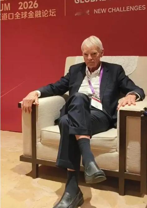 诺奖得主斯宾塞一语道破天机：AI根本不会让你失业，真正该慌的是这群人
 
就在今