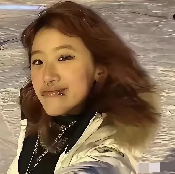 实在理解不了这些富二代的审美。
贾静雯的大女儿梧桐妹本身就长相一般，还要钉着两个