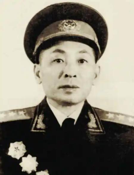 1935年，红军师长写好投降信准备带全师投敌，21岁政委连夜拍桌：绑了！多年后，