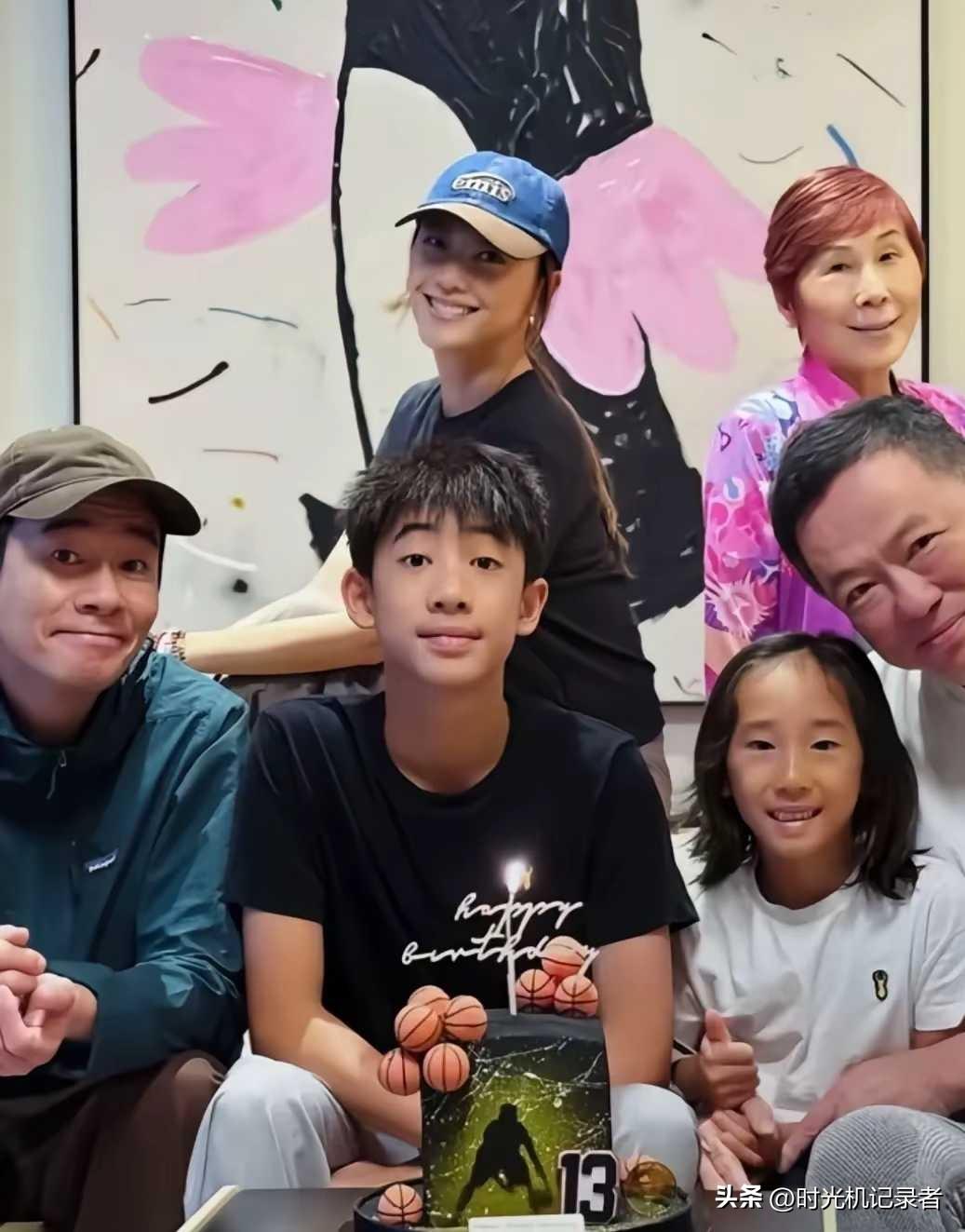 陈小春这回输了，大儿子像他，小儿子真的不像，也不像应采儿，太像姥姥了，Hoho从