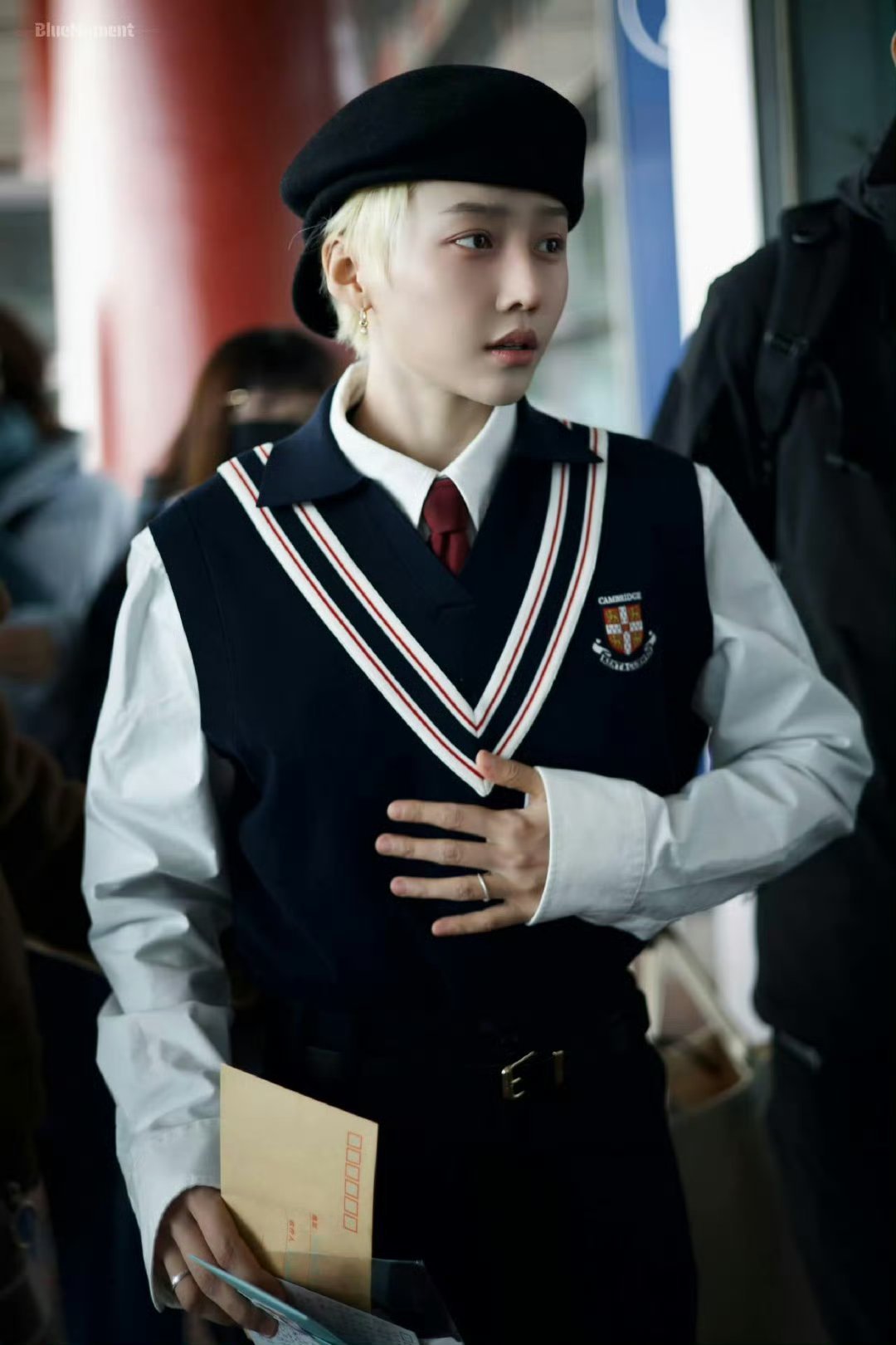 刘雨昕和学院风的适配度 最新路透又惊艳了！无论哪种学院风格，她都能穿出独特韵味。
