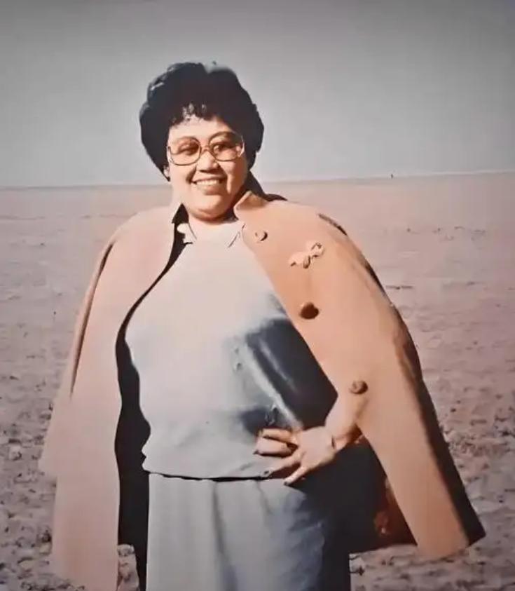 1959年，18岁陈丽华与北京电信系统某高管结婚，生了1子2女后，俩人和平分手，