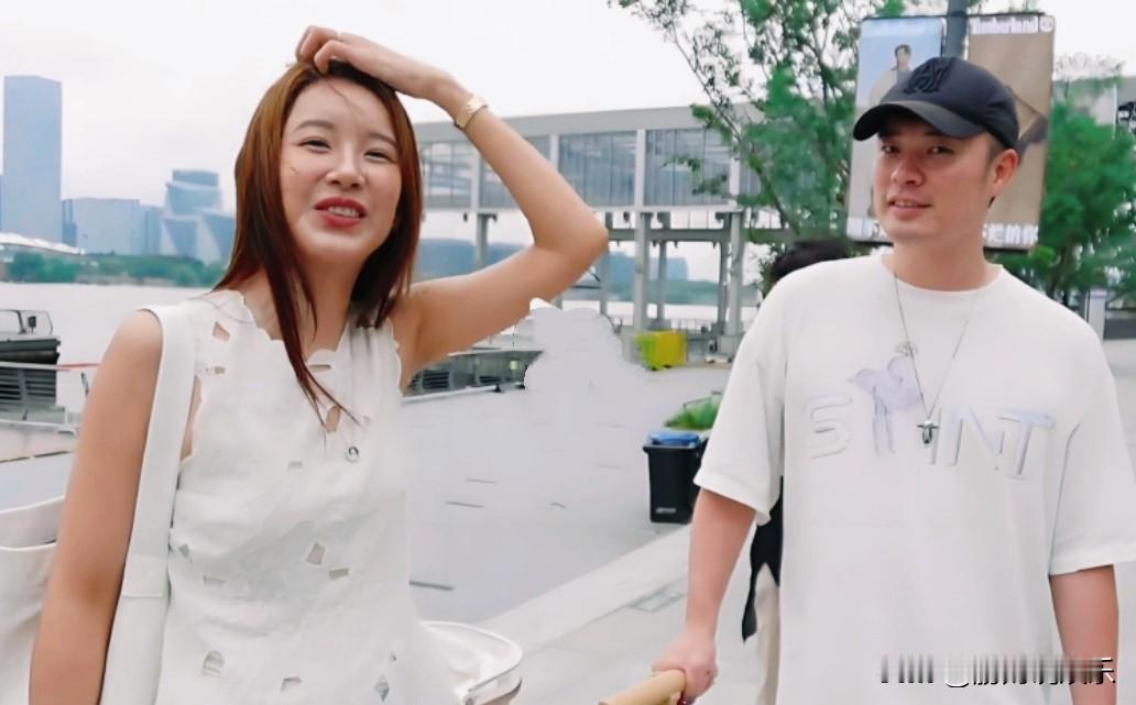 冬日广场甜恋曲：陈赫张子萱撒糖进行时

2025年冬日，暖阳轻洒在热闹的广场上，