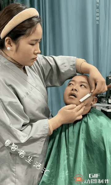 男顾客跟女理发师动手动脚不老实，结果小姐姐直接一套操作，当场把他嘴夹住，大哥立马