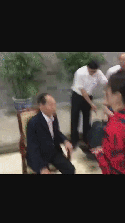 一个不让我们挨饿，一个不让我们挨打[good] ​​​