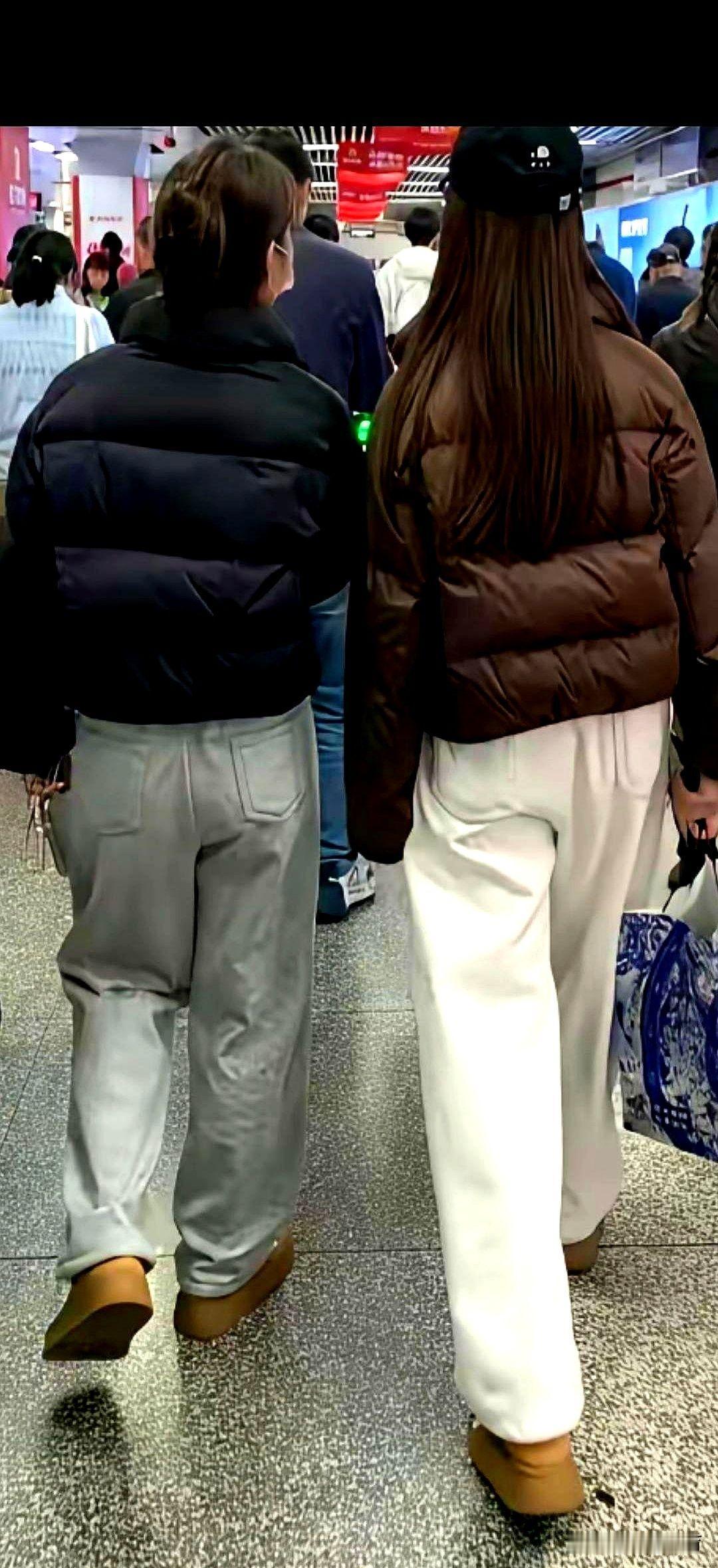 别再争论45岁该不该穿白裤子了。
数据显示，她们已经买空了货架。
2023年，中