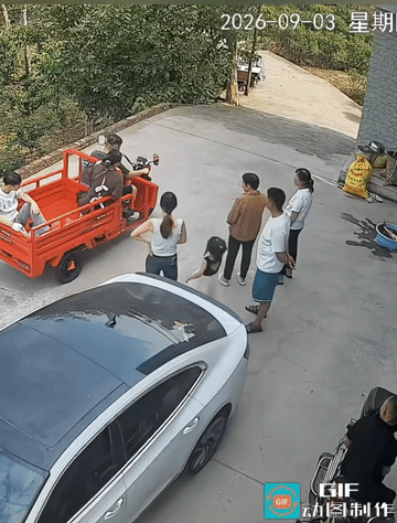 新三轮，他要试开，车斗里还坐了两个人。启动前他还鸣了两声喇叭。结果走了不到二十米