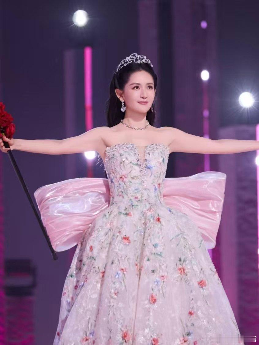 谢娜火锅美女唱跳首秀  你好星期六一场满是烟火气息的舞台，谢娜凭借火锅美女首秀，
