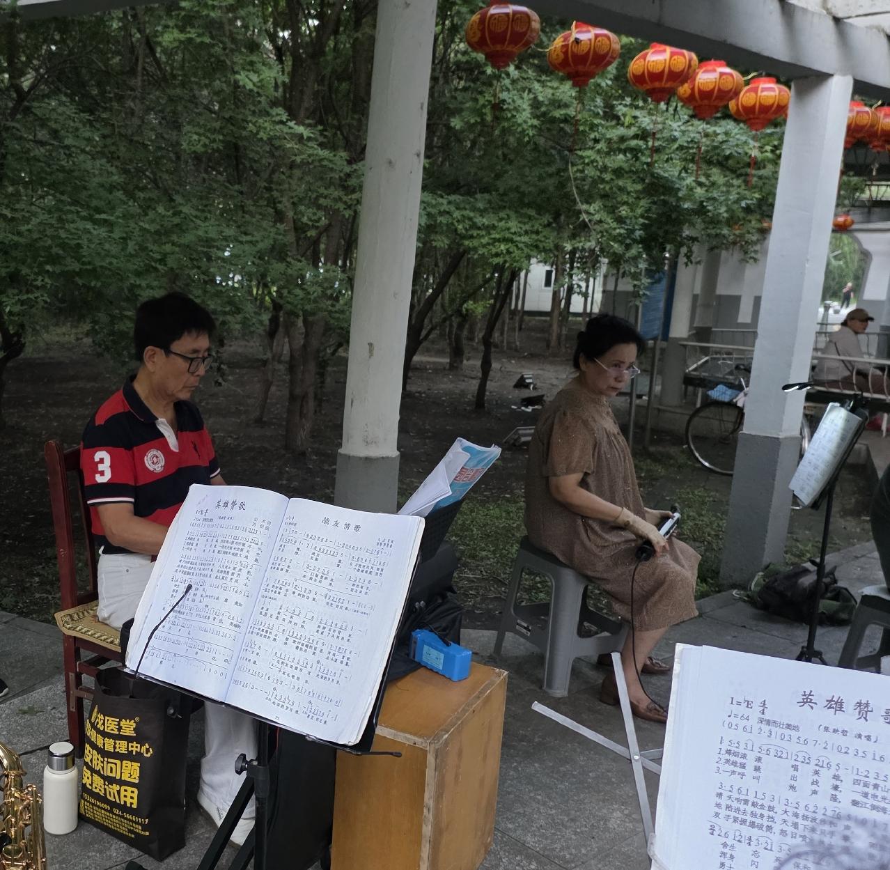 因暴雨致使浑河水位上涨，新华桥的大合唱活动已停唱7天。21日，电子琴演奏家王志强
