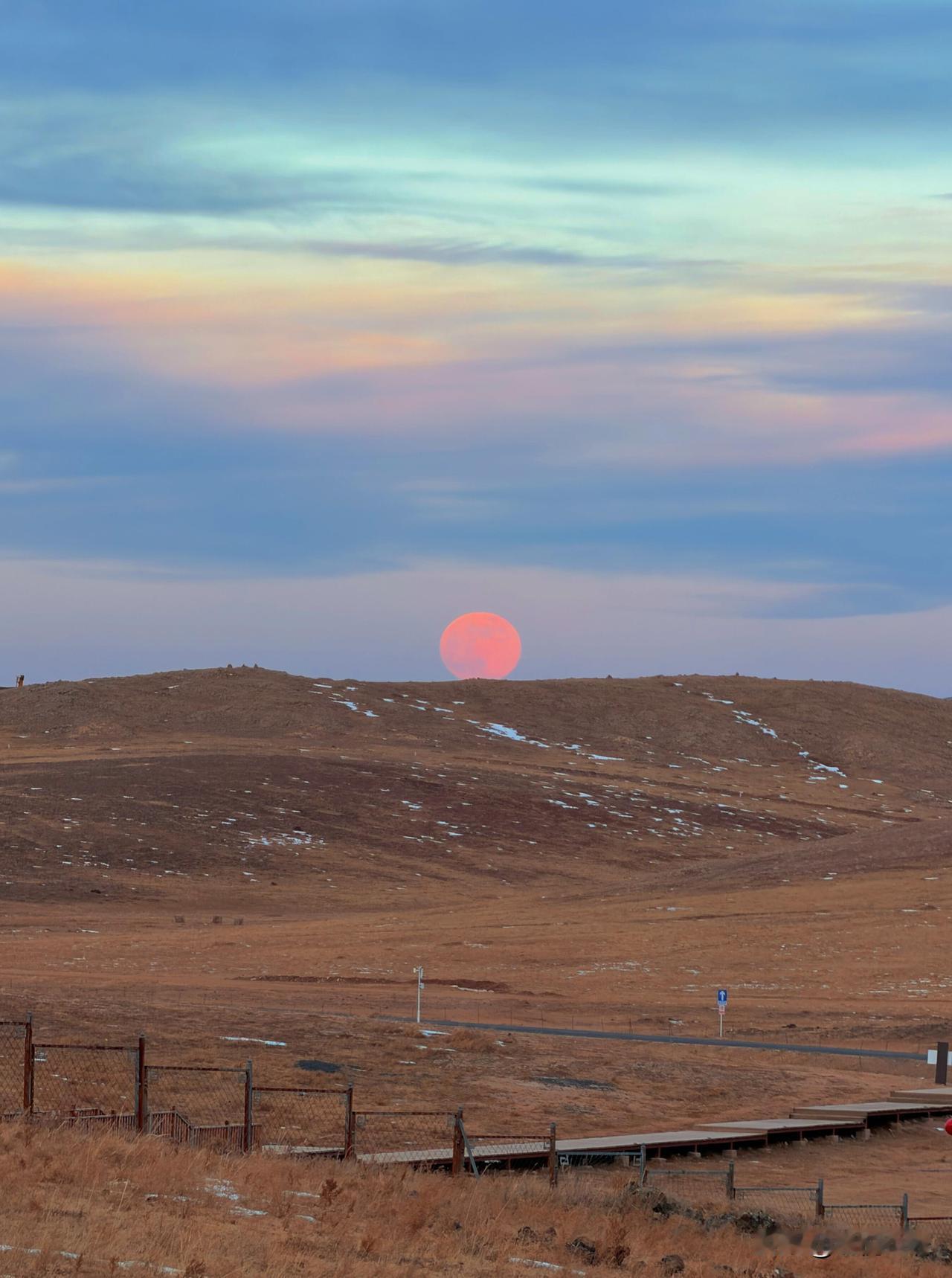 我的天啊！
第一次在内蒙看月亮，
超大的粉色超级大月亮也太绝了吧！

在乌兰哈达