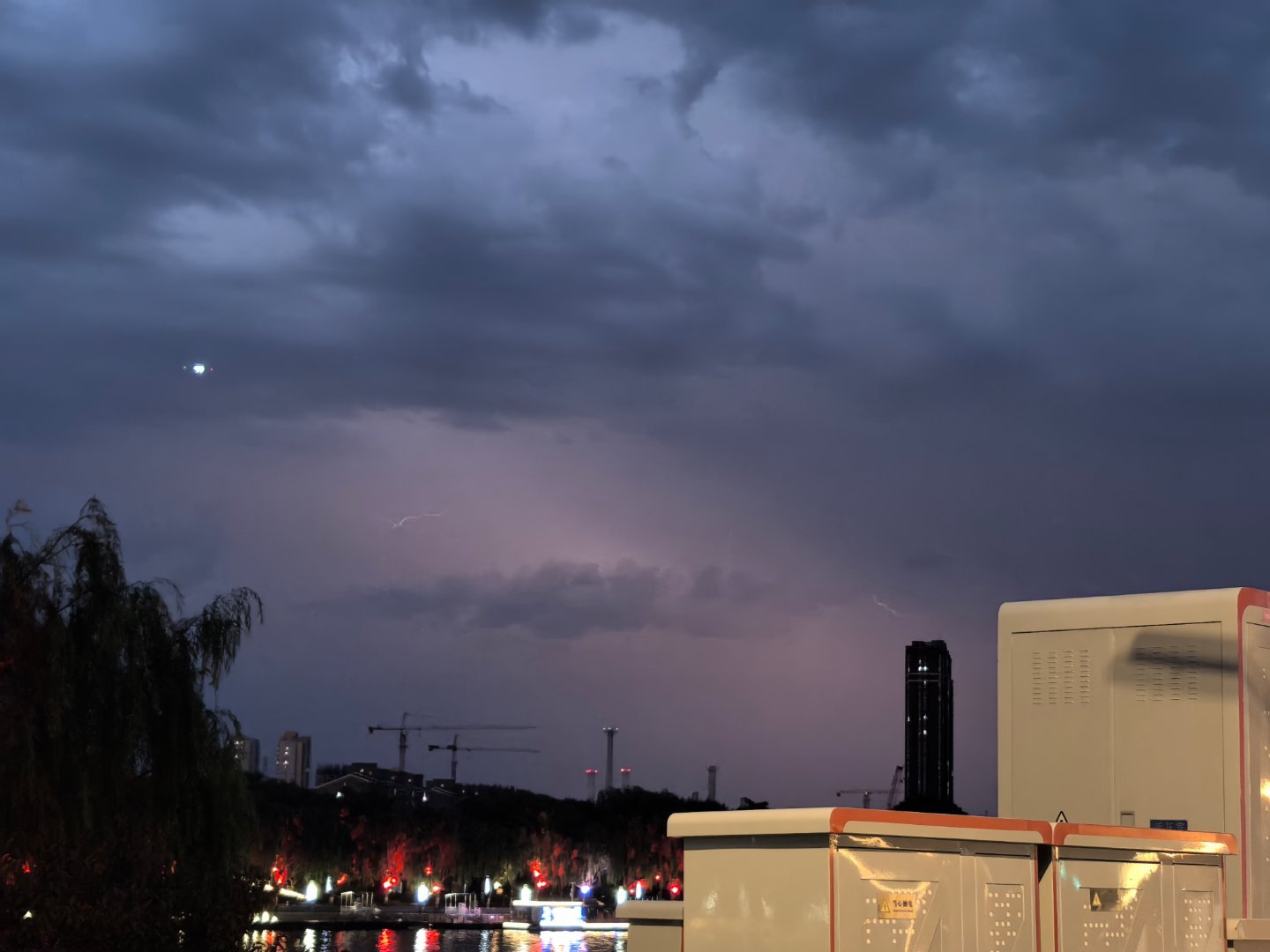北京雷阵雨 今天又看到了彩虹，哈哈哈哈 北京·运河西岸(青龙街入口)
