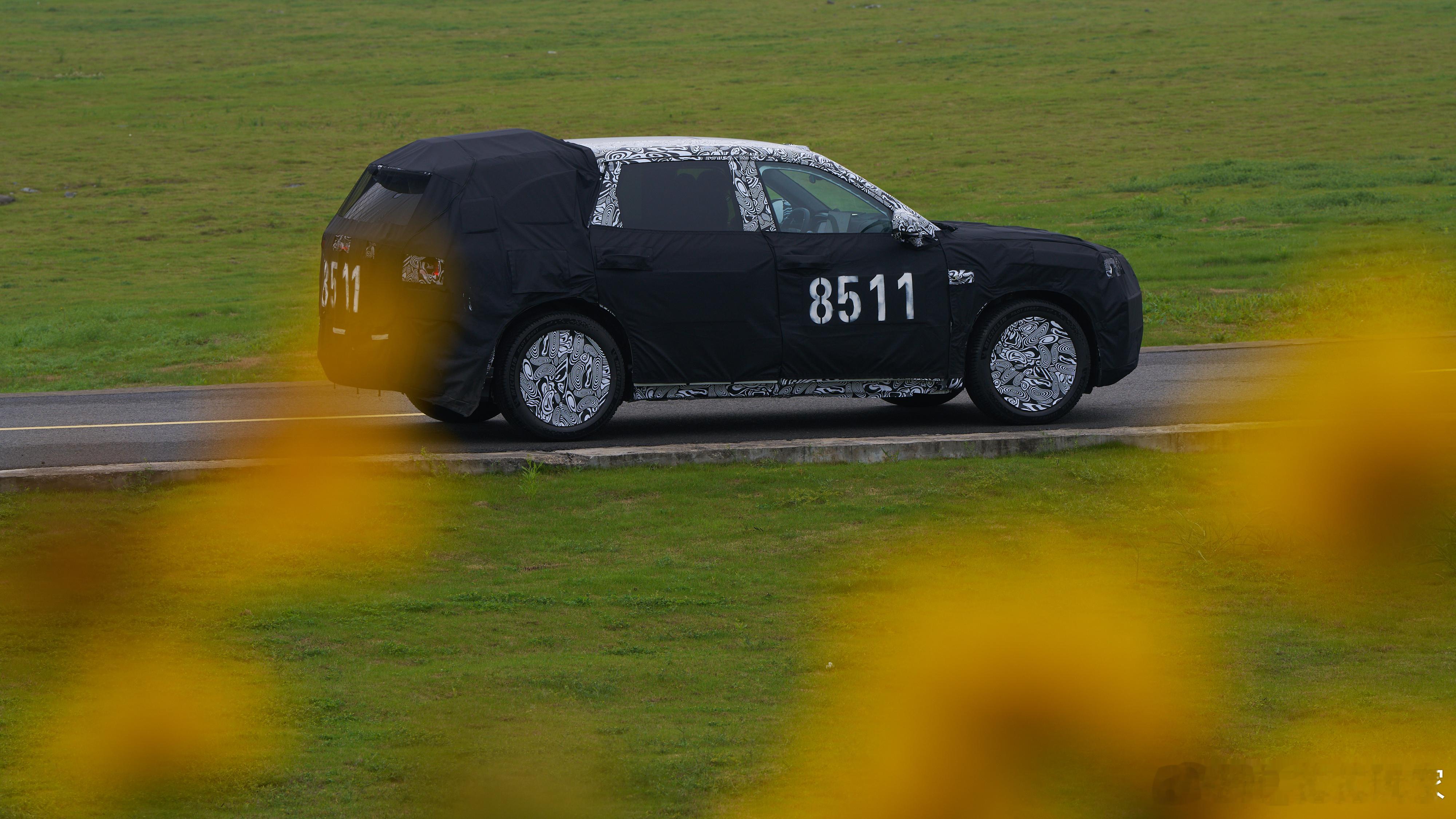 极氪这新车节奏有点快啊！极氪9X顶配刚开始稳定交付！疑似极氪8X多张路试伪装谍照