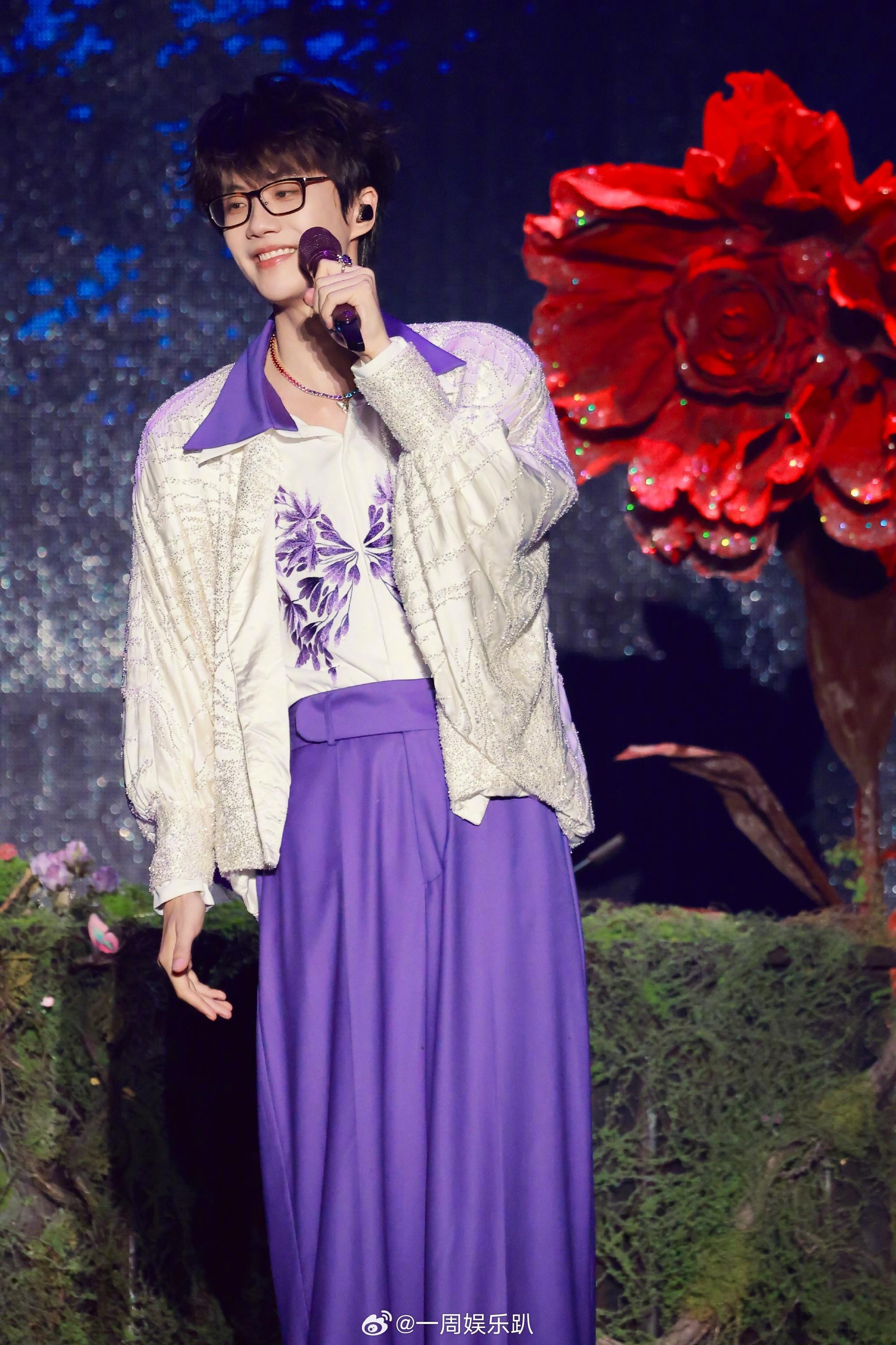 许嵩抢票武汉抢票大战正式落幕，幸运歌迷手握门票静待紫海现场。杭州场热度不断飙升，