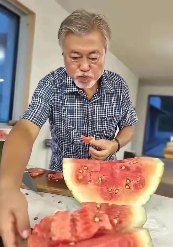 哎，你说韩国这事儿怪不怪？网上老有人说他们连西瓜都吃不起，文在寅总统吃的西瓜，在